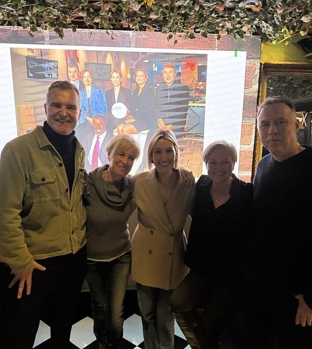 मूळ स्काय स्पोर्ट्स न्यूज लाइन-अप दिग्गज सादरकर्त्याने नतमस्तक झाल्यामुळे उत्सवाच्या पुनर्मिलनाचा आनंद घेतला – आणि अपमानित माजी सहकारी रिचर्ड कीजला निर्दयीपणे लक्ष्य केले