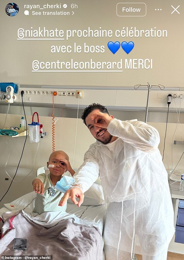 मॅन सिटी स्टार रायन चेर्कीने इस्पितळात तरुण चाहत्याला हृदयस्पर्शी भेट दिली – आणि त्याचा पुढील उत्सव समर्थकाला समर्पित करण्याचे वचन दिले