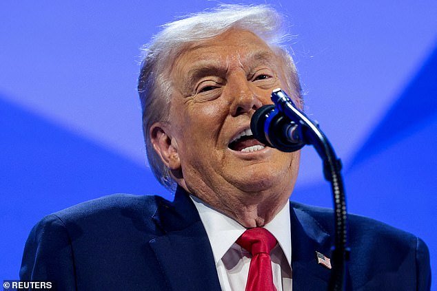 बेकायदेशीर स्थलांतरितांचा पर्दाफाश करण्यासाठी ट्रम्पच्या कठोर बँकिंग आदेशामुळे वॉल स्ट्रीटवर घबराट पसरली