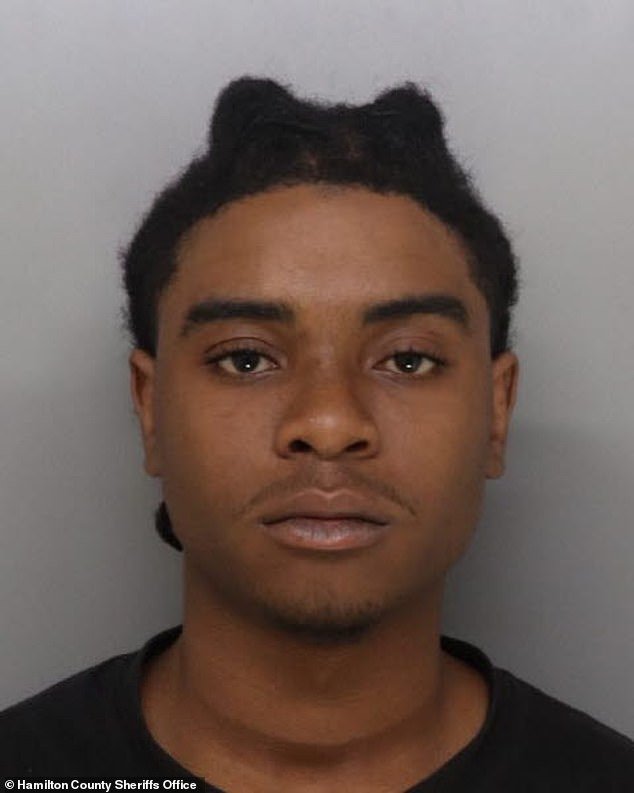 किशोरवयीन मुलाची हत्या करणाऱ्या व्यक्तीने विनयभंग केल्याने कोर्टरूममध्ये भांडण झाले