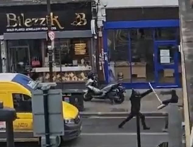 दागिने चोरून नेणाऱ्या ठगांना थांबवण्याचा प्रयत्न या क्षणी वाटसरूंनी केला