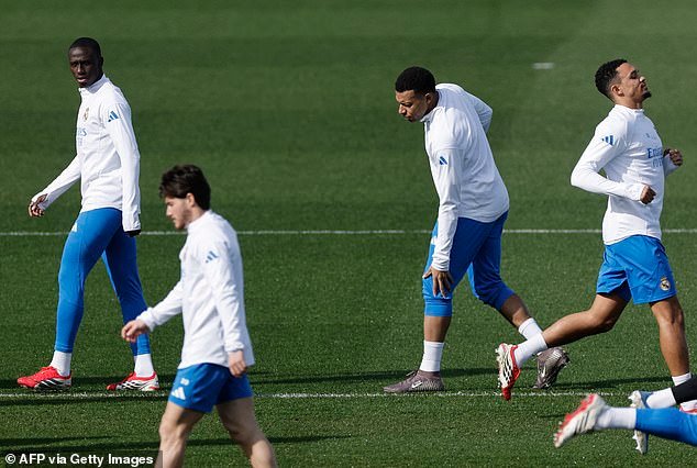 रिअल माद्रिदचा स्टार खेळाडू ‘सहा आठवडे एका पायावर खेळत आहे’ आणि बेनफिका टाय चुकवल्याने किलियन एमबाप्पेने मोठ्या दुखापतीची भीती निर्माण केली आहे.