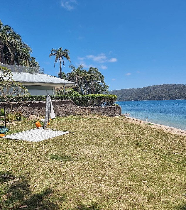 पाम बीचजवळ एक मृतदेह तरंगताना आढळल्याची भयानक दृश्ये