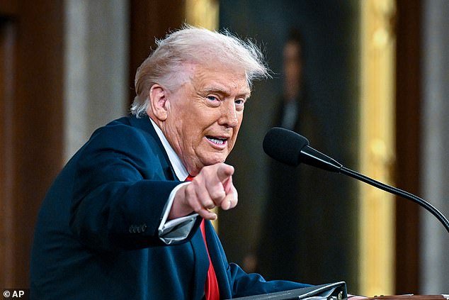 यूएस ऑलिम्पिक हॉकी नायकांनी ‘शोमन’ ट्रम्प यांना त्यांच्या स्टेट ऑफ द युनियन भाषणादरम्यान कसे सोडवले