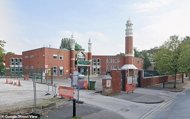 पोलिसांनी संशयिताचा पाठलाग करताना “कुऱ्हाड आणि चाकूने सशस्त्र” पुरुष मँचेस्टर सेंट्रल मशिदीत प्रवेश करतात