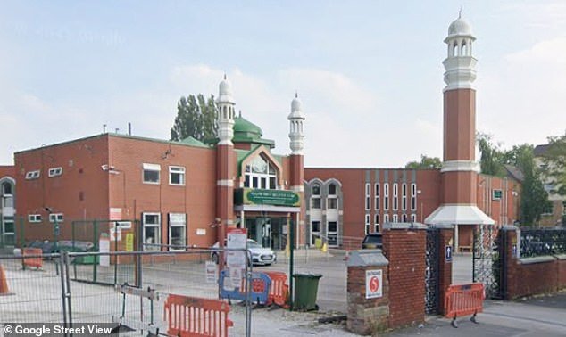 रमजान दरम्यान मँचेस्टर मशिदीत ‘कुऱ्हाड आणि चाकू घेऊन’ आलेल्या एका व्यक्तीने दहशतवादविरोधी पोलिस तपास केला – दुसऱ्या संशयिताचा शोध सुरू असताना आणि पोलिसांची गस्त वाढली