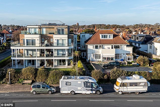 £1m तटीय घरांच्या संतप्त रहिवाशांनी त्यांच्या मालमत्तेबाहेर अनेक महिने पार्क केलेल्या मोबाईल घरांच्या ताफ्यावर हल्ला केला आहे ज्यांच्या मालकांना कौन्सिल टॅक्स किंवा पार्किंग शुल्क देखील भरावे लागत नाही.