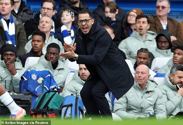 चेल्सी गोपनीय: ड्रॉप पॉइंट्सनंतर लियाम रोसेनियरचा ड्रेसिंग-रूम ड्रॉप उघड झाला, बर्नली विरुद्ध त्यांचा माणूस कोण हरला याचे संकेत, आर्सेनलवर वापरण्यास तयार कॉर्नर ट्रिक ब्लूज आणि 16 वर्षांच्या वंडरकिडसाठी योजना