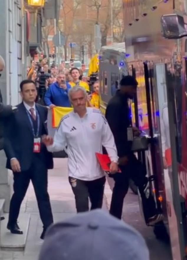 जोस मोरिन्होच्या फ्रॉस्टी रिअल माद्रिदच्या पुनरागमनाच्या आत: बेनफिका बॉसने रहस्यमय स्थितीतून गेम पाहून सर्वांना कसे फसवले – आणि मीडिया ड्यूटी करण्यास नकार दिल्यानंतर पत्रकारांपासून लपले