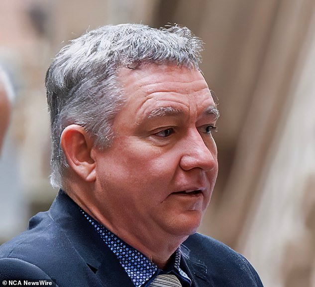 आरोपी कॅम्पर ग्रेग लिनची पत्नी आणि मुलगा त्याला कोर्टात पाठिंबा देत आहेत कारण तो तुरुंगातून सुटू इच्छित आहे