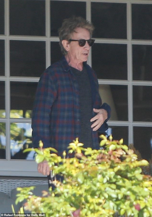 त्यांची मुलगी कॅथरीनच्या दुःखद मृत्यूनंतर मार्टिन शॉर्टला कुटुंब आणि मित्रांनी सांत्वन दिले आहे