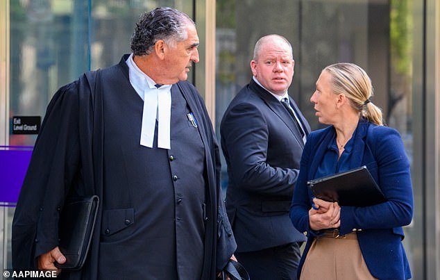 फूटी स्टार ट्रेडी रॉर्टी म्हणून नाट्यमय विकास सहा कुटुंबांना फाडून टाकल्याचा आरोप असलेल्या कोर्टाला सामोरे जावे लागते