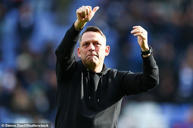 इनसाइड रीडिंगचे प्ले-ऑफ पुश: लेम रिचर्डसन यांनी क्लबचे पुनरुज्जीवन कसे केले, त्याच्या ट्रान्सफर विंडोच्या योजना, यशासाठी त्याचा तीन शब्दांचा मंत्र आणि सीन डायचे आणि एअर ॲम्ब्युलन्सने कशी महत्त्वाची भूमिका बजावली हे उघड केले.