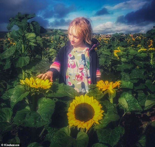 एका ‘भव्य’ 13 वर्षीय मुलीने, ज्याने कोरोनाव्हायरस लॉकडाऊनचा त्रास सहन केल्यानंतर आत्महत्येच्या समर्थक वेबसाइट्स ब्राउझ केल्या, तिने तिच्या कुटुंबासाठी एक चिठ्ठी न ठेवता स्वतःचा जीव घेतला, चौकशी ऐकली.