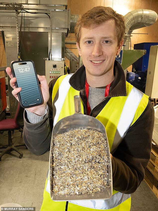 सफोकच्या बाहेरील सोन्याची खाण: फ्रेड केली शास्त्रज्ञांना भेट देतात ज्यांनी 1960 च्या सर्किट बोर्ड आणि तुमच्या जुन्या मोबाईल फोन्समधून लाखो कमावण्याचा मार्ग शोधला