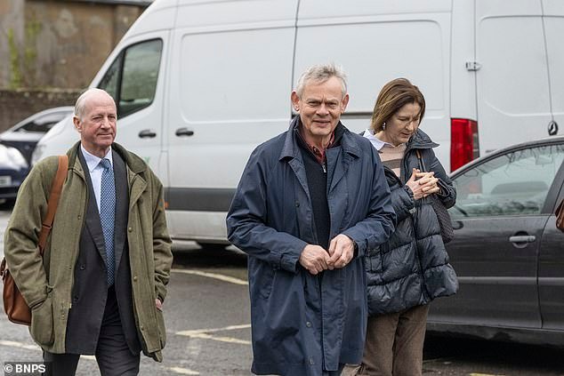 अभिनेता मार्टिन क्लून्सने त्याच्या हिप्पी शेजाऱ्यांसोबत प्रवासी साइटची लढाई गमावली, ज्यांना £5m शेतातून 300 यार्डांवर कायमस्वरूपी कॅम्प तयार करायचा होता.