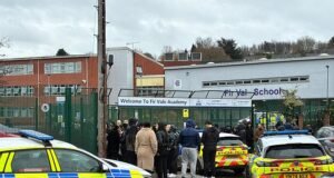 दोन “शिक्षकांना” रुग्णालयात नेले गेल्याने पोलिसांनी हायस्कूलच्या विद्यार्थ्यांमधील सामूहिक भांडणात धाव घेतली