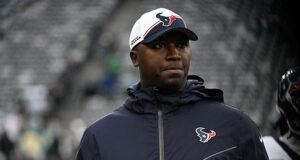 हॉस्टन टेक्सन्सने ऑफसीझनच्या हालचालीत प्रशिक्षक सोडला