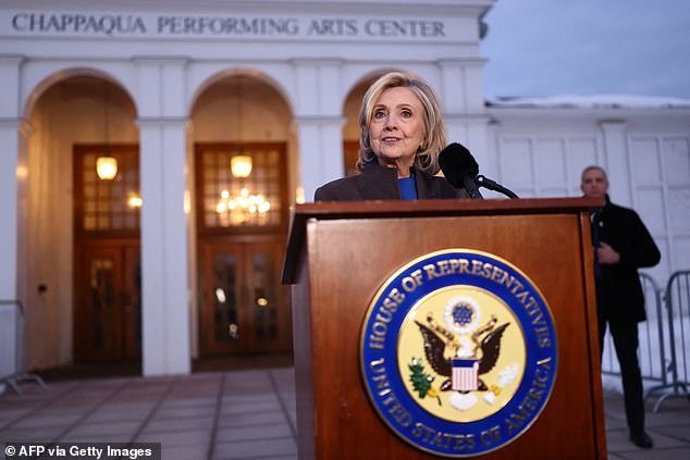 हिलरी क्लिंटनने एपस्टाईनची चौकशी केल्यानंतर त्यांनी “अधम” पिझ्झागेट प्रश्न उघड केल्यावर एक जोरदार हल्ला केला.