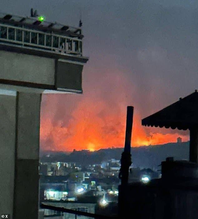 हिंसाचाराच्या ताज्या वाढीमध्ये अफगाणिस्तानने पाकिस्तानवर हल्ले सुरू केल्यानंतर काही तासांतच काबूलमध्ये स्फोट ऐकू आले