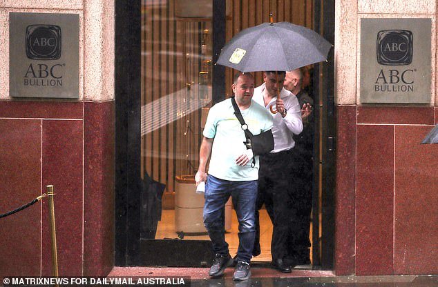 बोंडी हत्याकांडाचा नायक अहमद अल अहमद बँकेत हसतो कारण त्याने लाखो रुपयांची सोन्यात गुंतवणूक केली – आणि सिडनीच्या आर्थिक केंद्रात रॉक स्टारचे स्वागत केले