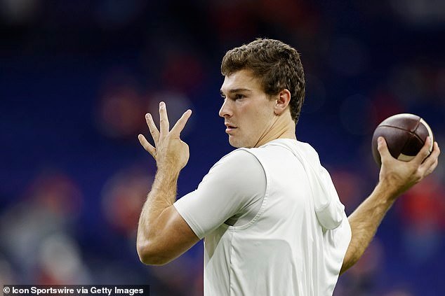 एनएफएल विश्लेषक फर्नांडो मेंडोझा यांच्यावर गजर वाजवतात कारण एकत्रित क्रमांक 1 निवडणे