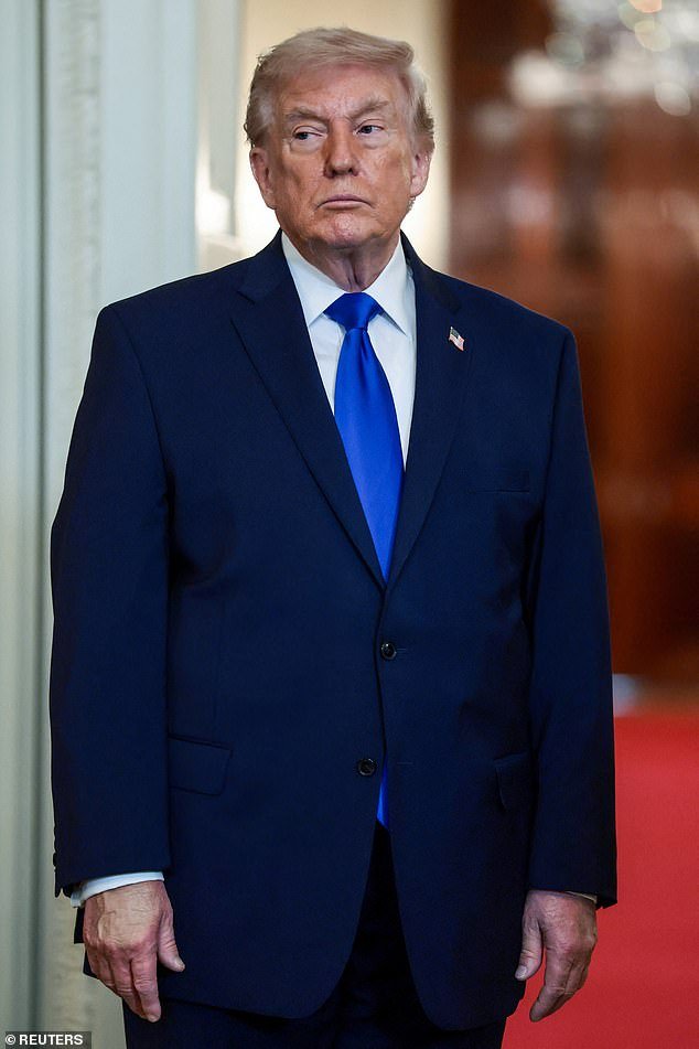 ट्रम्प यांनी मध्यावधी निवडणुकांमध्ये सत्ता मिळविण्यासाठी राष्ट्रीय आणीबाणी जाहीर करण्याचे आवाहन केले तर अध्यक्षांनी मतदार ओळखपत्र विधेयकासाठी दबाव टाकला