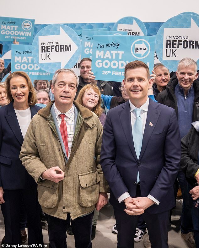 स्वतंत्र निरीक्षकांनी बेकायदेशीर ‘कौटुंबिक मतदान’ च्या ‘उच्च पातळी’कडे लक्ष वेधल्यानंतर गोर्टन आणि डेंटन पोटनिवडणुकीतील ‘फसवणूकीचा’ निजेल फॅरेजने निषेध केला – जिथे लोकांना मतदान केंद्रापर्यंत नेले जाते