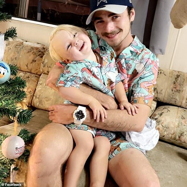 एका भीषण अपघातानंतर पोलीस स्टेशनमध्ये मरण पावलेल्या तीन वर्षांच्या मुलाच्या पालकांबद्दल मोठे अपडेट