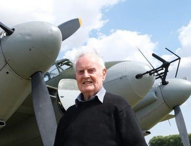 ‘तुमचे इंजिन बिघडले तर काय होईल?’ ऑफिसर आणि जेंटलमन प्रमाणे मरण: बॉम्बर कमांडच्या शेवटच्या जिवंत वैमानिकांपैकी एकाने वयाच्या 104 व्या वर्षी प्रथमच द्वितीय विश्वयुद्धात वीर सेवा प्रकट केली
