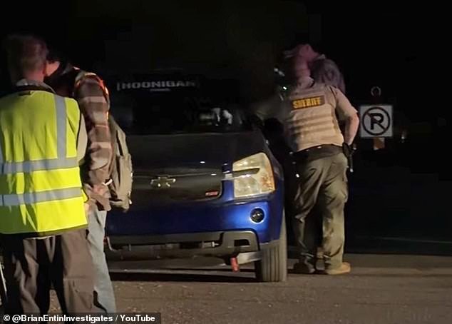 संशयास्पद अनोळखी व्यक्तीला नॅन्सी गुथरीच्या घराजवळून शंभर वेळा गाडी चालवल्याबद्दल अटक करण्यात आली आणि सवानाच्या अपहृत आईचा फोटो त्याच्या फोनवर पहात होता.