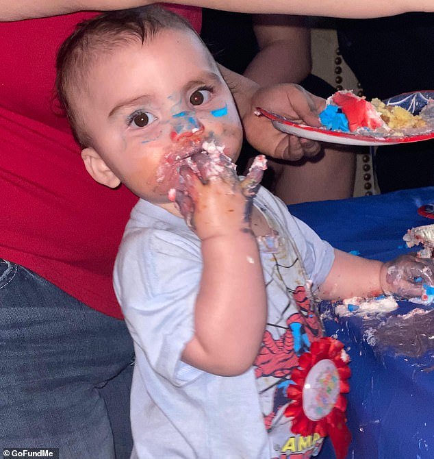 वळण घेत असताना ज्याचा दरवाजा उघडला त्या ट्रकमध्ये असुरक्षित राहिल्यानंतर एका वर्षाच्या मुलाचा भयानक अंत झाला.