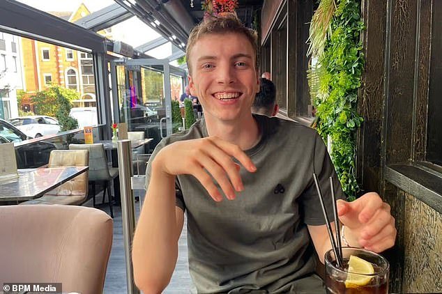 एका 23 वर्षीय प्रशिक्षणार्थी पोलिस अधिकाऱ्याचा मेसेज सोडल्यानंतर सुमारे 100mph वेगाने झाडाला आदळून आत्महत्या करून मृत्यू झाला, चौकशीत ऐकले.