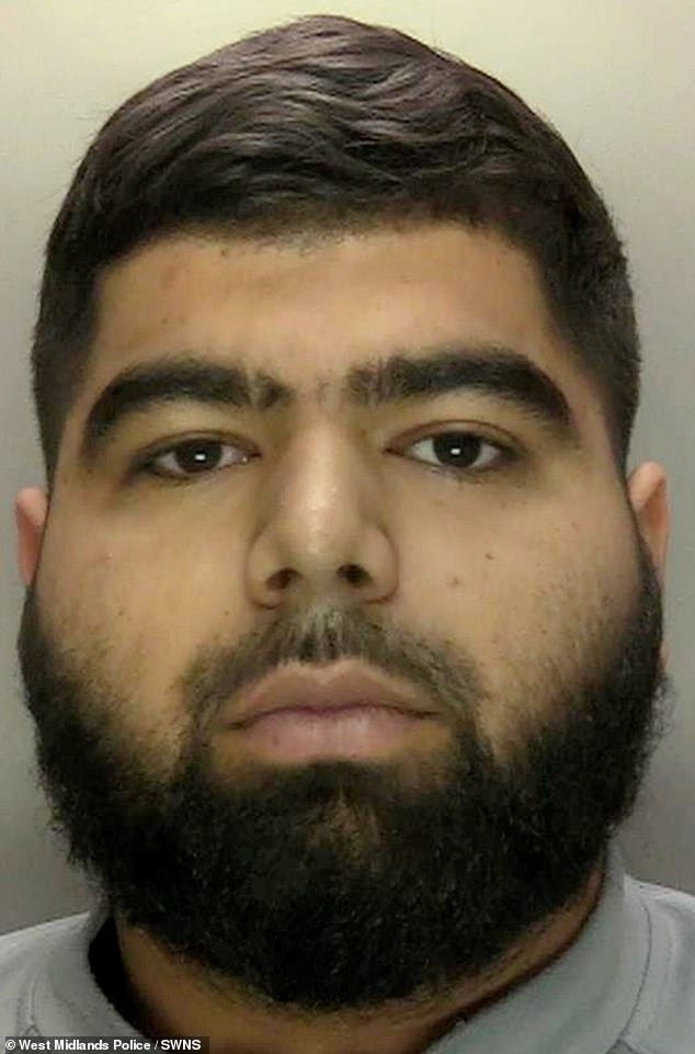 फ्रेशर्स वीक नाईटक्लबच्या कार्यक्रमाबाहेर लोकांच्या गर्दीवर नांगर टाकणाऱ्या ड्रग ड्रायव्हरला तुरुंगात टाकण्यात आले आहे.