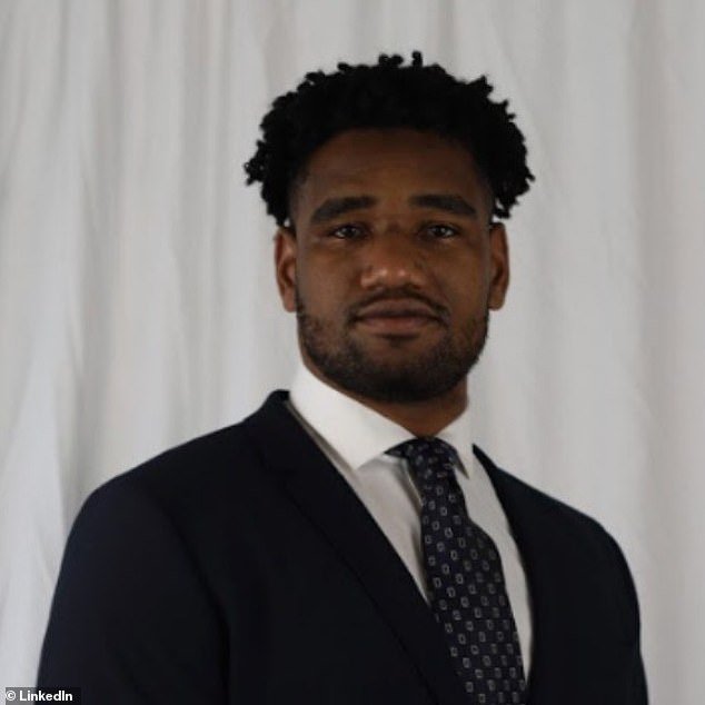 पोलिसांनी शेरॉन मूरसोबत काम केल्याच्या बलात्काराच्या दाव्यांची चौकशी करताना एनएफएल प्रशिक्षकाला काढून टाकण्यात आले – ज्याने तिला स्पष्ट संदेश पाठवले होते.