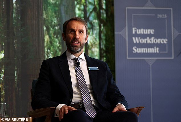 गॅरेथ साउथगेटने मॅन युनायटेड जॉब लिंक्स दरम्यान त्याच्या पुढील वाटचालीबद्दल आपली भूमिका स्पष्ट केल्यामुळे ‘मोठ्या’ प्रीमियर लीग क्लबवर बारीक झाकलेले खोदकाम लक्ष्य केले.