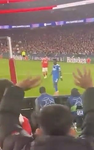 विनिशियस ज्युनियरला लक्ष्य करणाऱ्या ‘वर्णद्वेषी’ वर्तनासाठी बेनफिकाने पाच चाहत्यांना काढून टाकले कारण पोर्तुगीज क्लब शेवटी वर्णद्वेषाच्या वादात जियानलुका प्रेस्टियानीच्या बचावात खंबीरपणे उभे राहून कार्य करतो