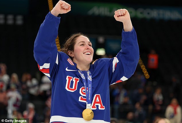 ट्रम्प यांना पाहण्यासाठी पुरुषांच्या सहलीत आश्चर्यचकित झाल्याबद्दल यूएस महिला हॉकी स्टारचे चाहत्यांनी कौतुक केले.