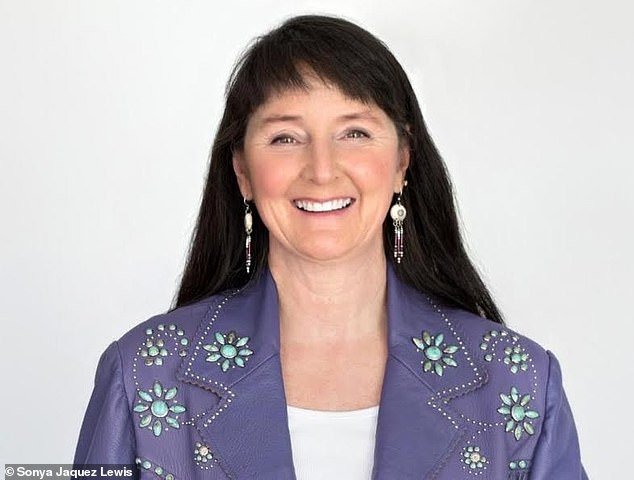 एका डेमोक्रॅटिक खासदाराला गुंडगिरीचा आरोप झाल्यानंतर स्वतःला समर्थनाची बनावट पत्रे लिहिण्याची शिक्षा सुनावण्यात आली आहे