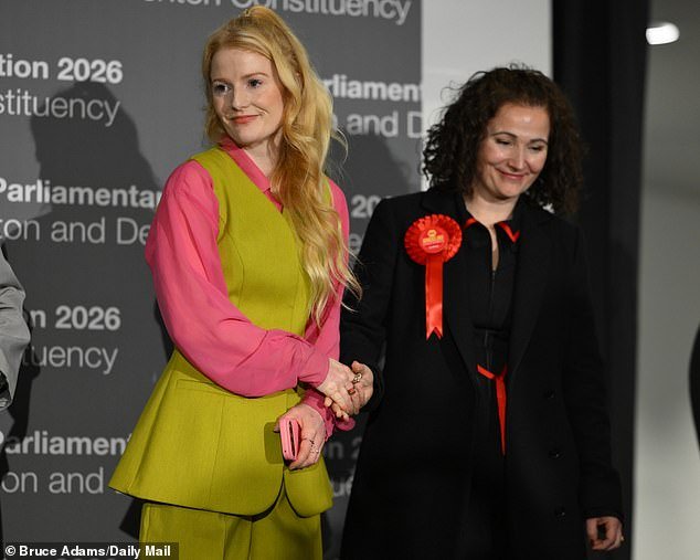 वन मिनिट न्यू ग्रीन खासदार हन्ना स्पेन्सर महत्वाकांक्षी मिसेस थॅचर आहेत, त्यानंतर दाढीविरहित जेरेमी कॉर्बिन: रॉबर्ट हार्डमन