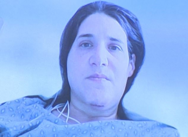 नॉर्थ कॅरोलिनामध्ये एका आईने तिच्या एका मुलाची हत्या केल्यानंतर आणि दुसऱ्याला मारण्याचा प्रयत्न केल्यानंतर 911 म्हणून किंचाळणे आणि घाबरणे