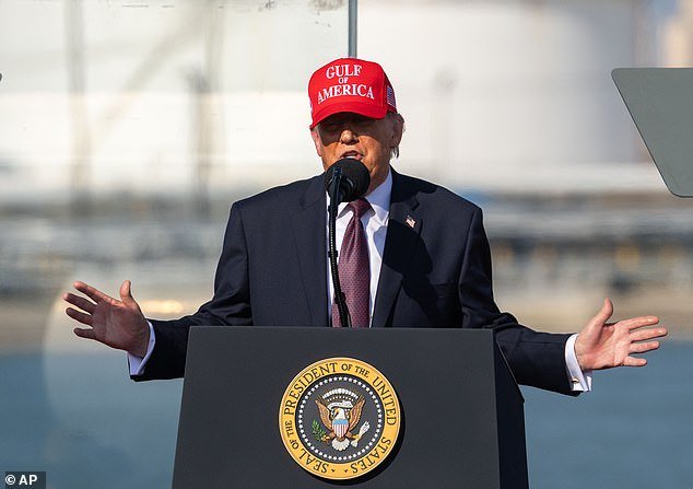 ज्याच्या सहाय्यकाने स्वत:ला जाळून मारले त्या विवाहित काँग्रेस वुमनला ट्रम्प यांनी विचित्र ओरडून सांगितल्याने गर्दीने त्यांना वेठीस धरले.