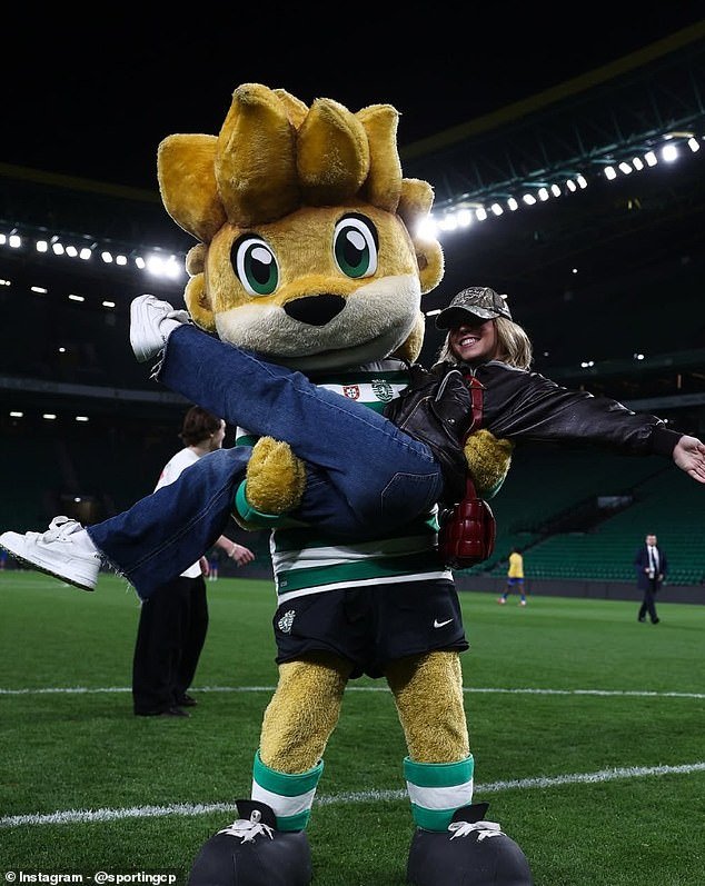 स्वीनीसारखे वाकणे! हॉलिवूड स्टारने पोर्तुगीज सॉकर सामन्यात आश्चर्यचकितपणे उपस्थित असताना त्याचे सॉकर कौशल्य दाखवले.