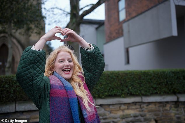 एकमेकी विवाहामुळे बेकायदेशीर ‘कौटुंबिक मतदान’ होते, असा दावा ऑक्सफर्ड युनिव्हर्सिटीच्या एका अभ्यासकाने केला आहे, कारण मँचेस्टर पोटनिवडणुकीत ग्रीन्सच्या विजयात झालेल्या फसवणुकीच्या दाव्यांची चौकशी करण्याचे आवाहन पोलिसांना करण्यात आले आहे.