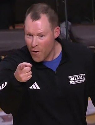 मियामी बास्केटबॉल प्रशिक्षक ट्रॅव्हिस स्टील निडर झाले कारण डीजे आश्चर्यकारक वितळवून स्पीकर नष्ट करतो.