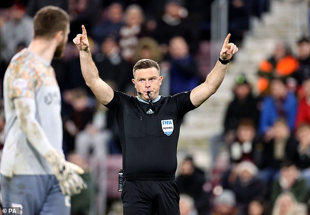 ओल्ड फर्म इब्रॉक्सला सामोरे जाण्याच्या तयारीत असताना मध्यभागी असलेल्या माणसासाठी एक विचार सोडा… आणि प्रार्थना करा की धूळ ओसरल्यावर आपण ज्याबद्दल बोलत आहोत तेच तो नाही.