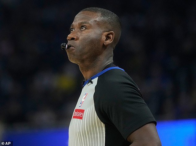 ऑन-कोर्ट घोषणांदरम्यान खेळाडूंची टोपणनावे वापरल्याबद्दल चाहत्यांनी ‘कॉर्नी’ एनबीए रेफरीला फोडले: ‘भयानक देखावा’