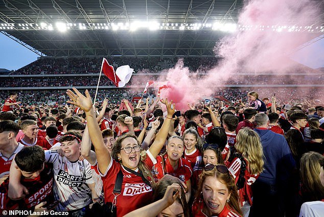 जेव्हा ती पेटते तेव्हा आगीशिवाय धूर नसतो – आणि ही केवळ फुटबॉलची समस्या नाही, सरकारने GAA मध्ये देखील रुजण्यापूर्वी या धोकादायक क्रेझचा सामना करणे आवश्यक आहे…