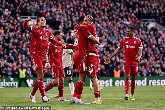 लिव्हरपूलने 2025 च्या वसंत ऋतूसारख्या दुपारी वेस्ट हॅम विरुद्ध अत्यावश्यक विजयाचा दावा करण्यासाठी ब्लॉकमधून उड्डाण केले, लुईस स्टील लिहितात