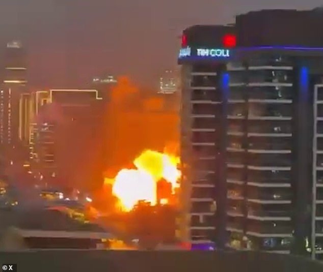 दुबईवरील इराणी ड्रोन हल्ल्यात सुधारणा खजिनदार निक कँडीला अटक: इराणी क्षेपणास्त्रे आणि ड्रोनचा वर्षाव झाल्यामुळे त्याचे दुबईचे हॉटेल कसे ‘हादरले’ हे व्यापारी सांगतात.